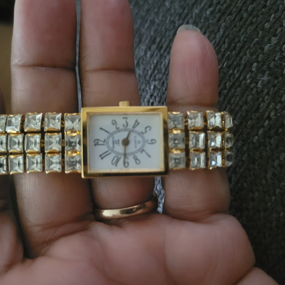 Elegant Gold Women's Watch - Picture 4 of 6